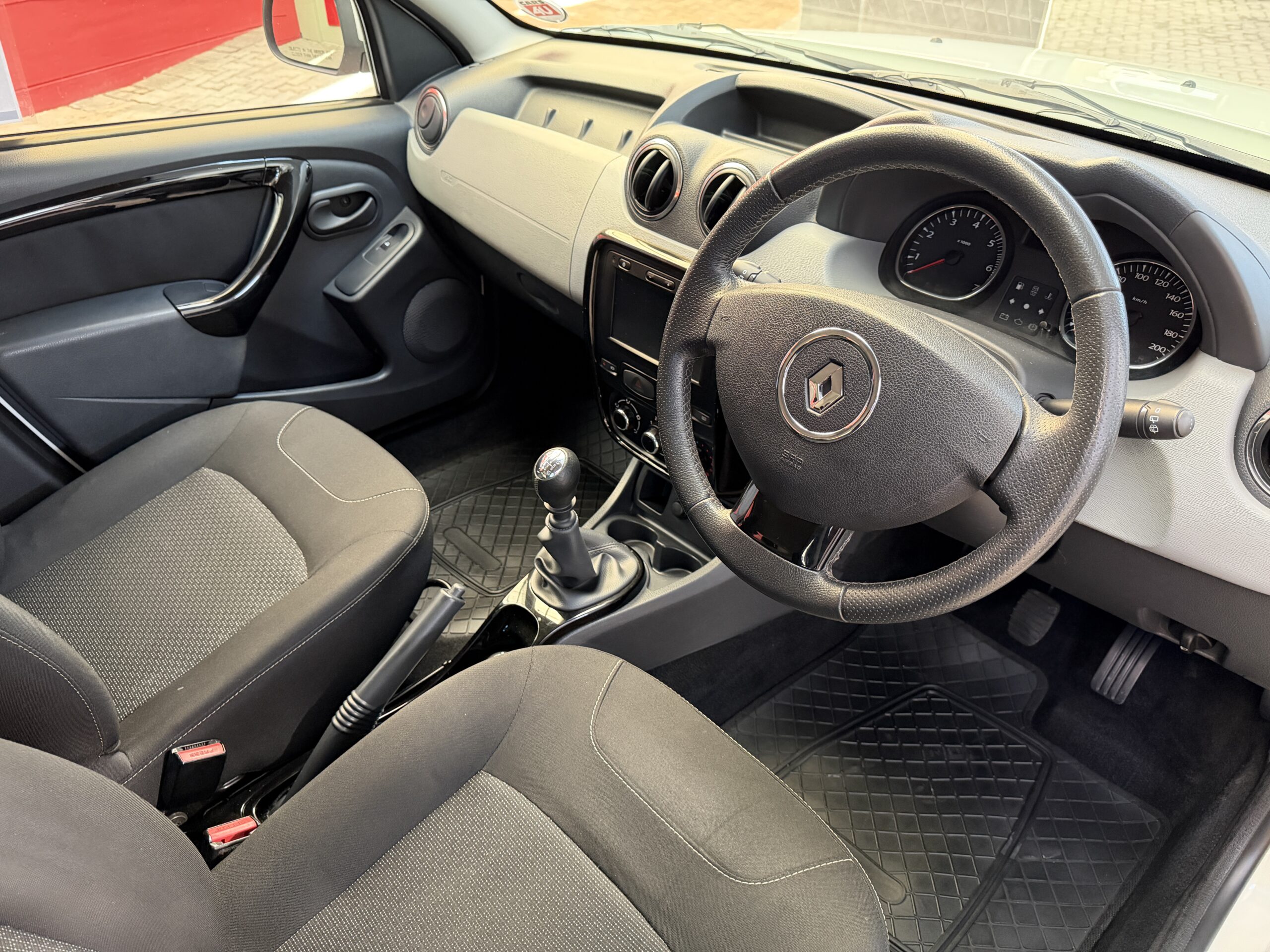 2014 Renault Duster 1.5 dCi — Cabin
