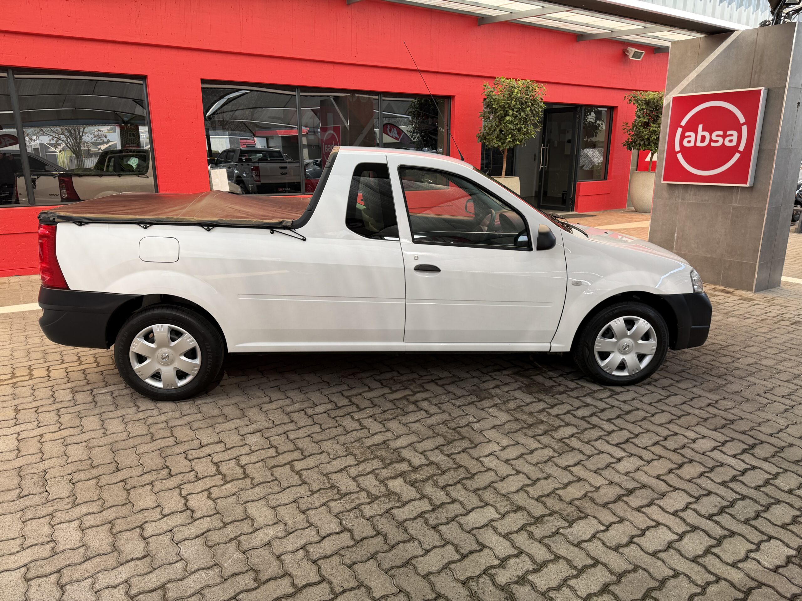 2015 Nissan NP200 1.6 A/C — Side