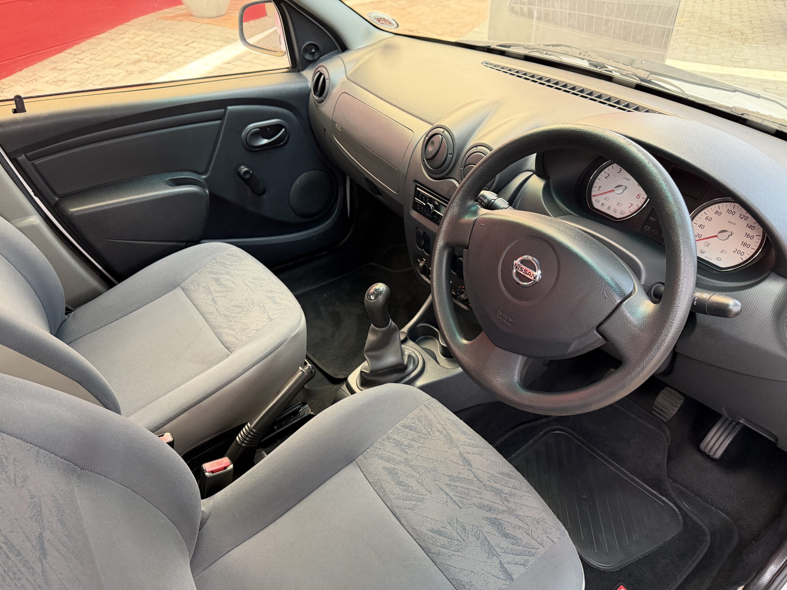 2015 Nissan NP200 1.6 A/C — Cabin