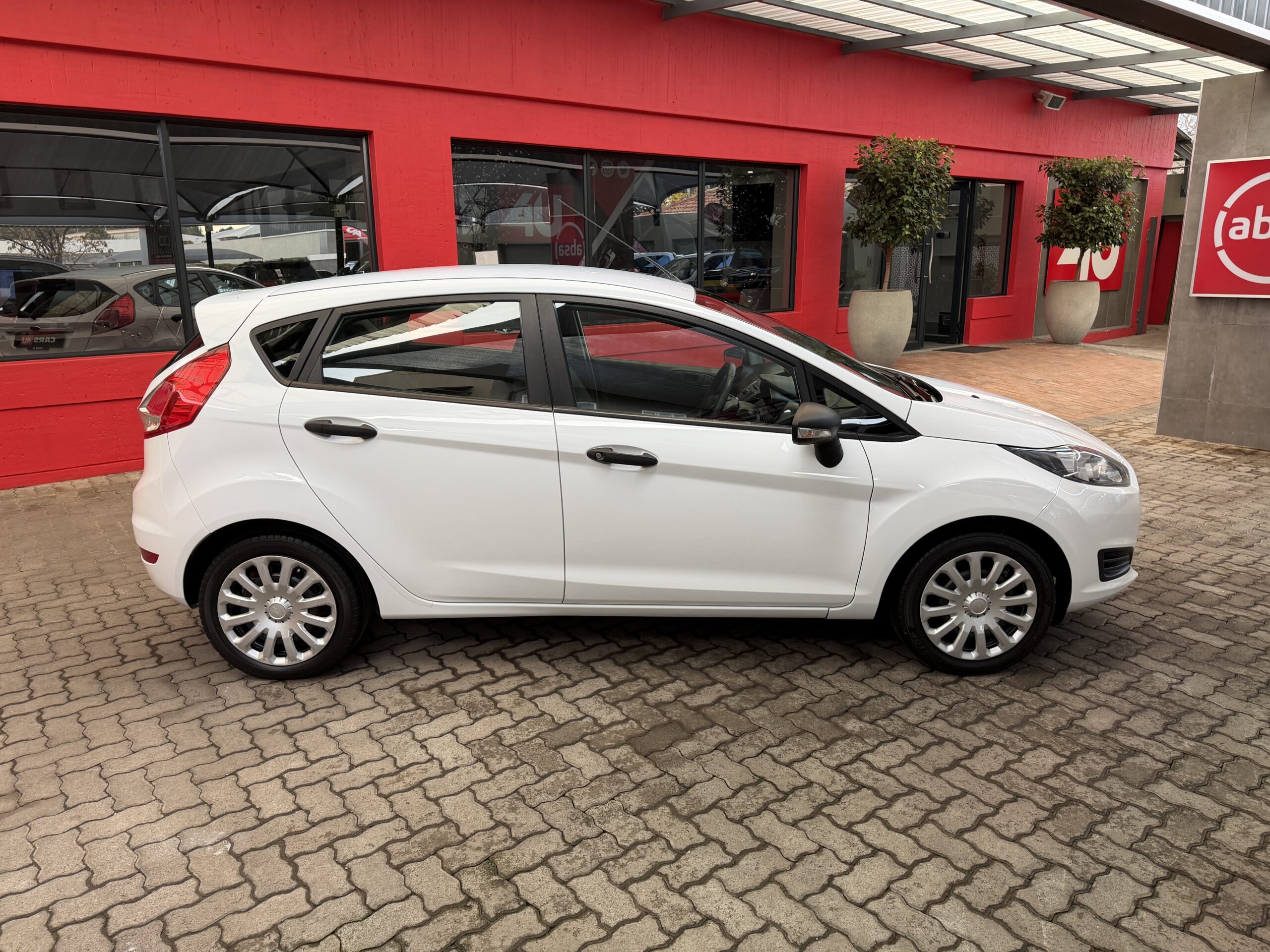 2014 Ford Fiesta 1.4 Ambiente — Side