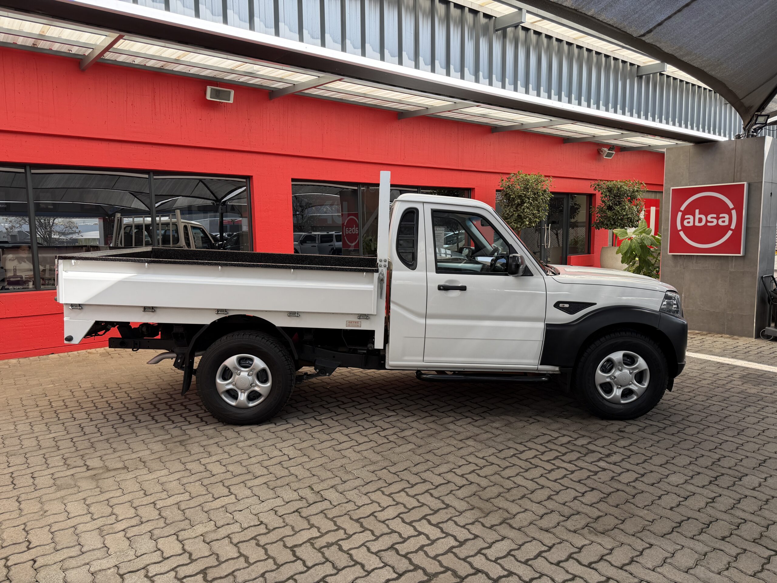 2022 Mahindra Pik Up 2.2 — Side