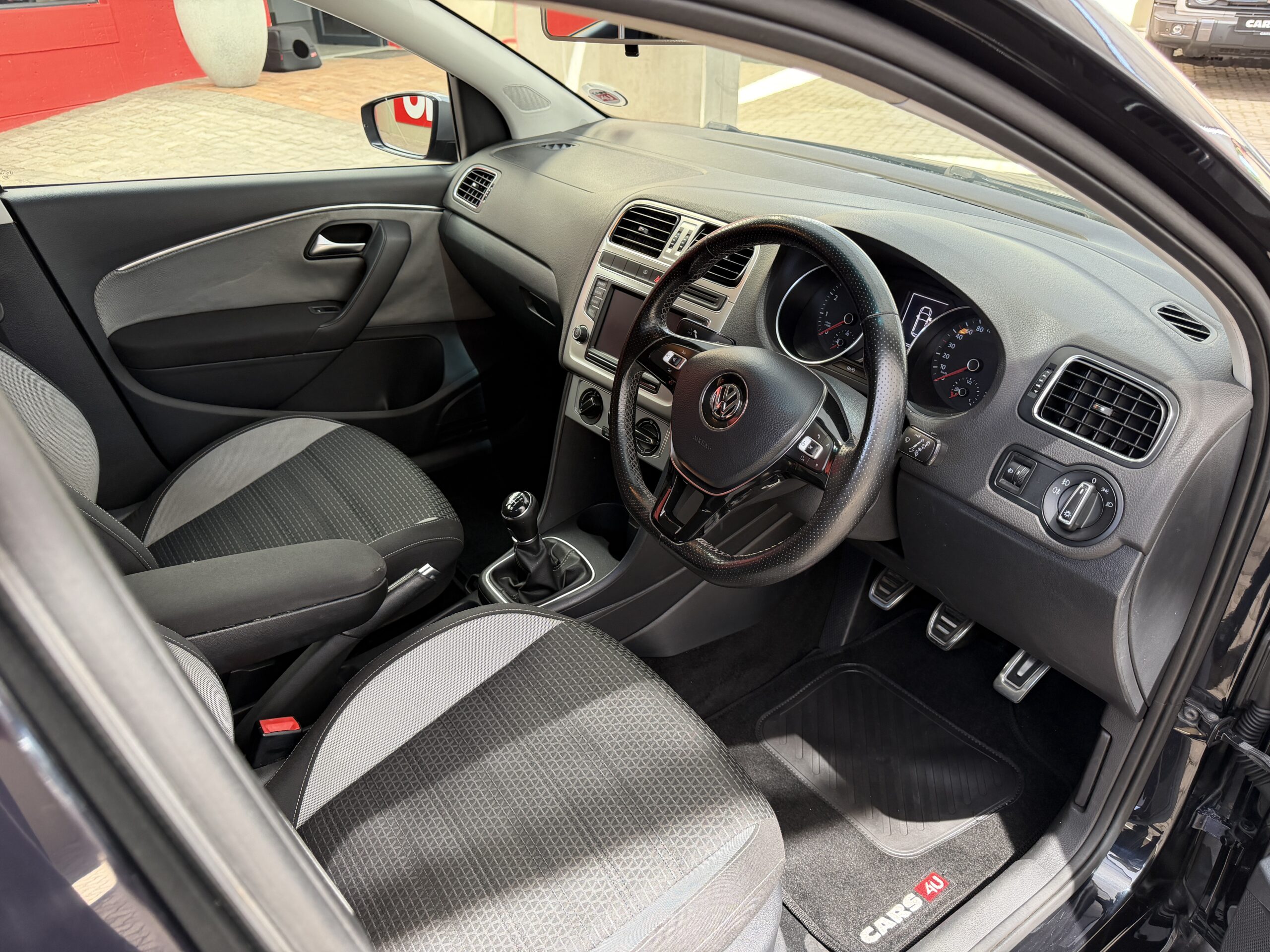 2017 Volkswagen Polo Cross 1.2 — Cabin