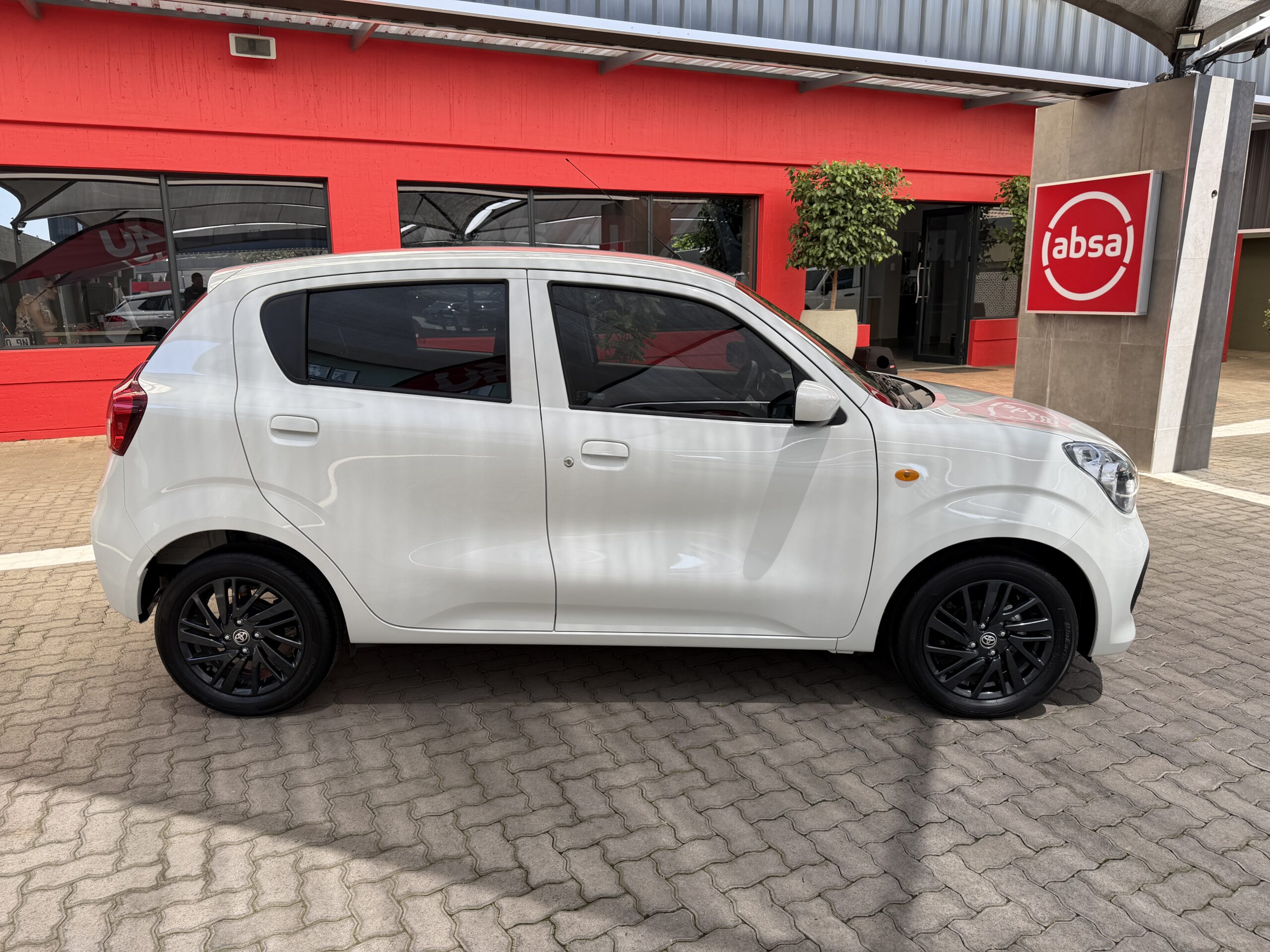 2024 Toyota Vitz 1.0 XR — Side