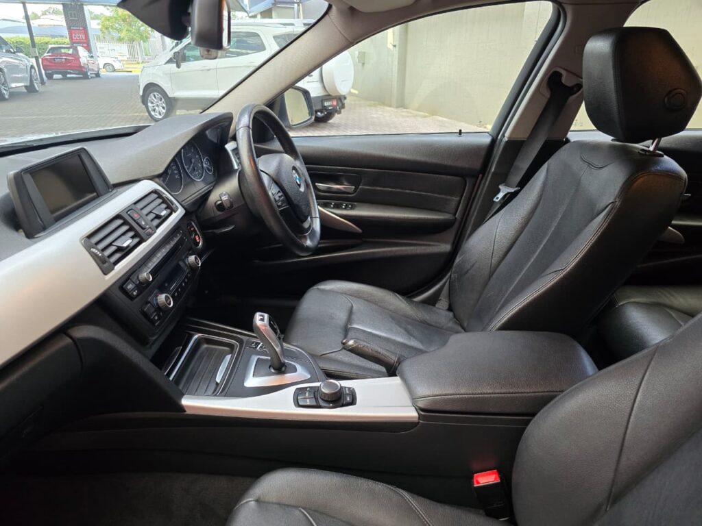 2012 BMW 3 Series 320d — Cabin